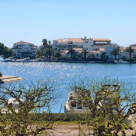 Splendide Et Charme De La Marina A St Cyp